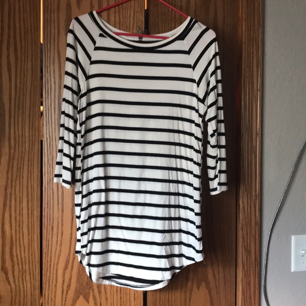 Black and white 3/4 shirt